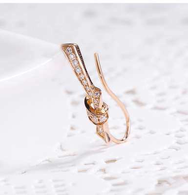 گوشواره الماس رزگلد 18 عیار گره شکل 0.20 عیار برای هدیه جلسه علف های هرز